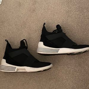 Kendall + Kylie Braydin black and white sneaker